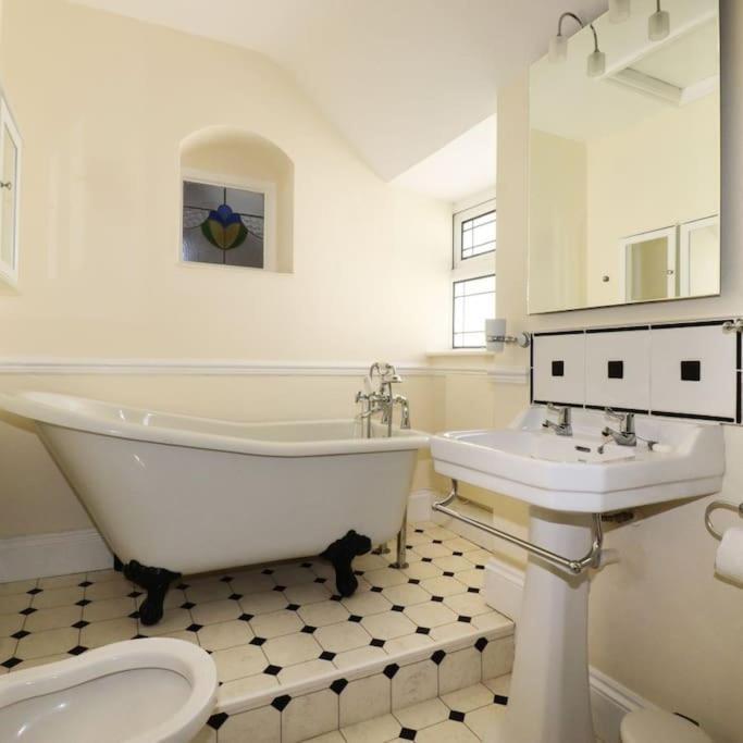 Gorgeous House In Newquay Walking Distance From Fistral Beach Exterior foto